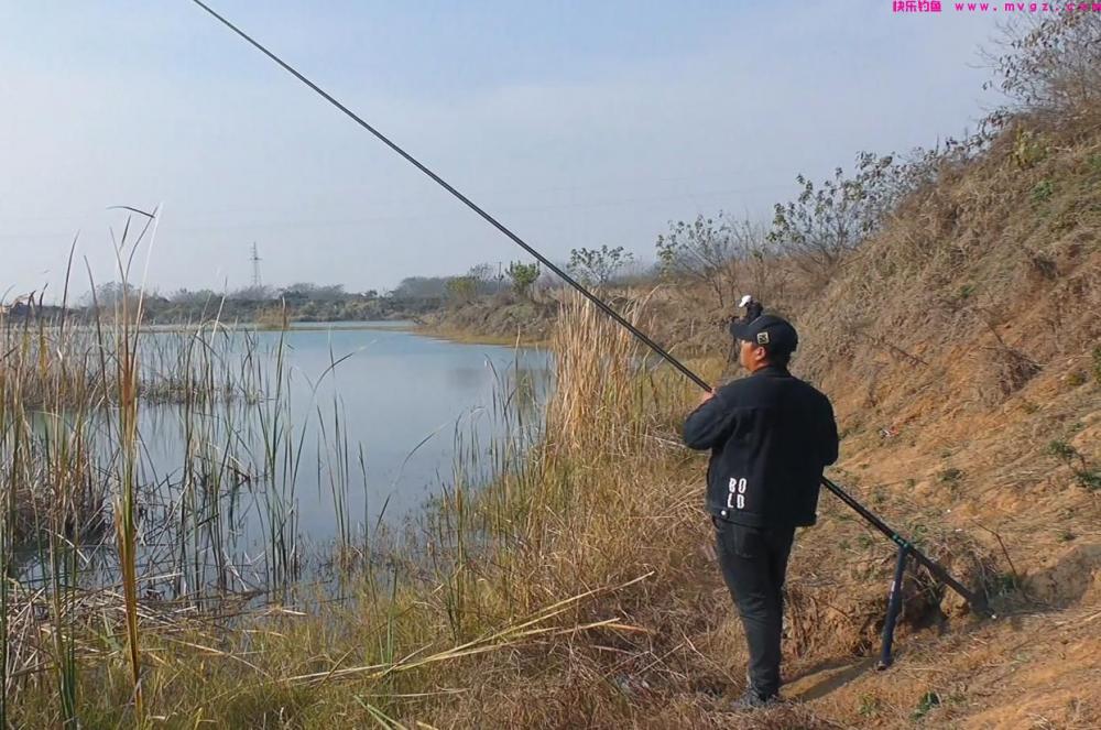 春季钓鲫鱼，选位有技巧，放弃深水钓浅水或许有大惊喜(图3)
