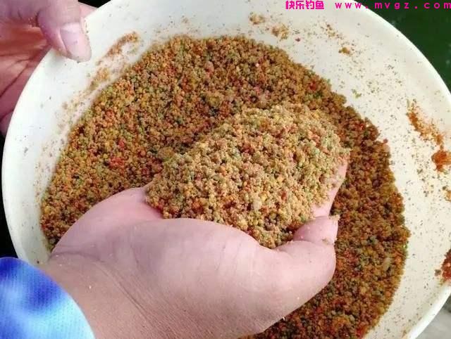 盛夏季节如何钓鲫鱼？注意这三点就够了，大板鲫并不难钓(图6)