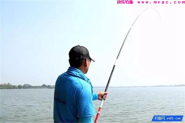 鱼儿上钩后，收线抬线的4个步骤，钓鱼人不得不知(图2)