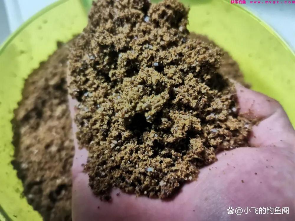 开鲤鱼饵的小技巧，按照此方法，咬钩的都是大家伙，野河屡试不爽(图4)