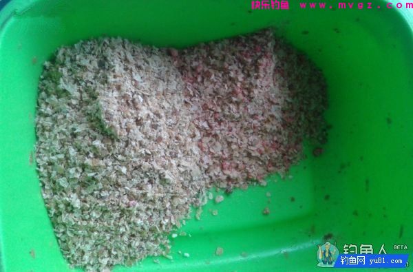 蚯蚓面饵齐上阵鲫鱼鲤鱼草鱼通杀饵配方(图3)