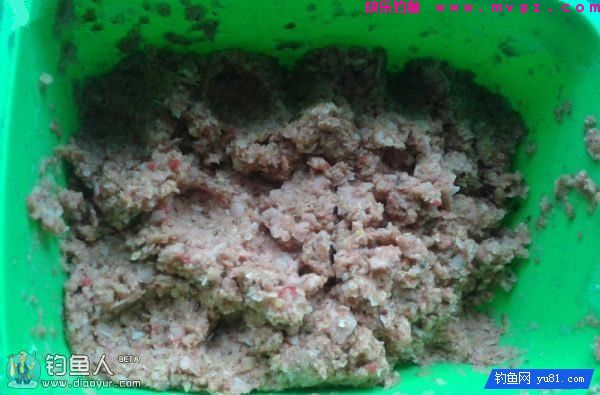 蚯蚓面饵齐上阵鲫鱼鲤鱼草鱼通杀饵配方(图6)
