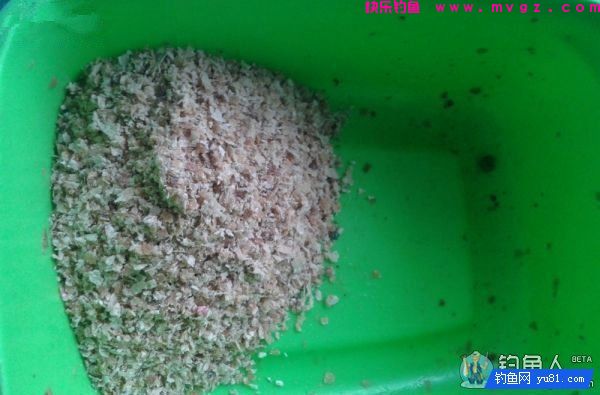 蚯蚓面饵齐上阵鲫鱼鲤鱼草鱼通杀饵配方(图2)