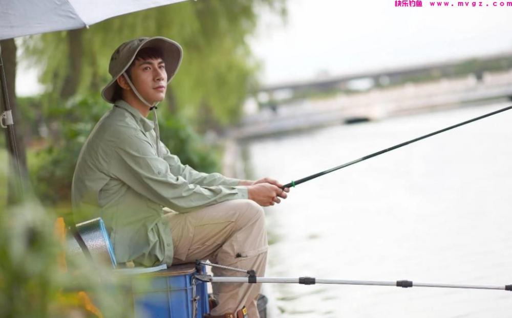 钓友钓到怪异草鱼，鱼鳍赛长裙，这是草鱼出了轨还是金鱼劈了腿呢？(图5)