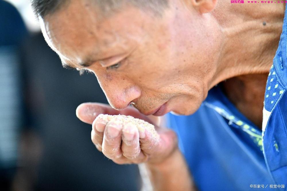 秋季手竿钓大鲢鳙，明白了水层、饵料、溜鱼三点技巧，大鱼也难逃(图3)
