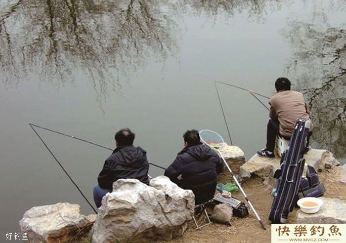 冬天钓鱼如何选择钓场与打窝(图3)