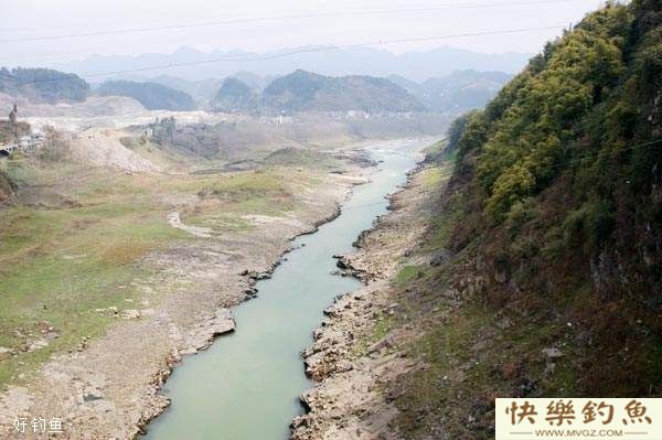 秋冬溪流枯水期钓点饵料选择技巧及注意事项(图1)