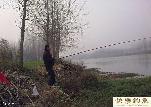 冬季手竿蚯蚓饵野钓的四个技巧(图1)