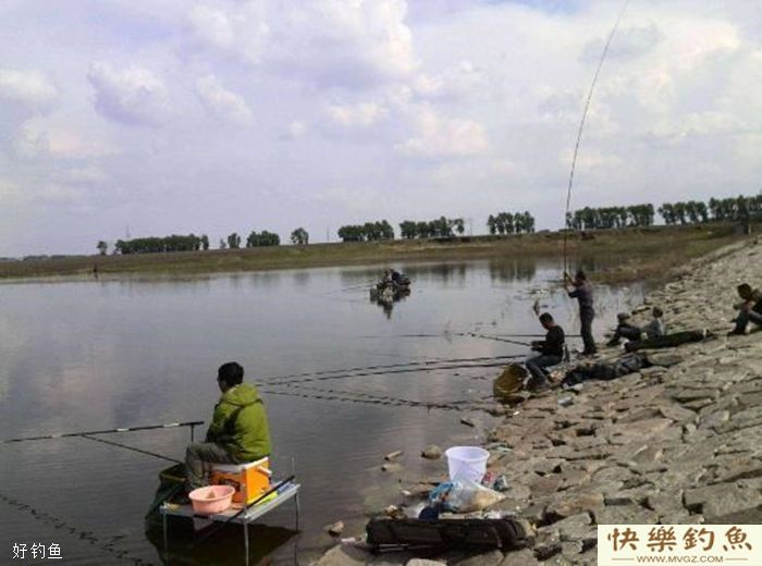 冬季水库钓鱼技巧,看位置知鱼性测水温(图1) 冬季水库钓鱼技巧,看位置知鱼性测水温(图1)