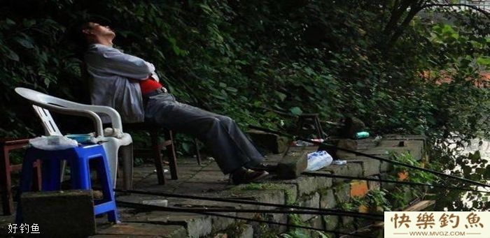 秋风岂止有瑟瑟，水库钓青鲤才是正经事(图2)