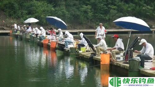 六旬大爷罕见钓获“青鱼王”，1.73米长重达136斤，卖了58000元(图1)