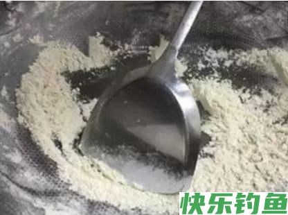自制面粉钓鲫鱼饵料的方法(图1)