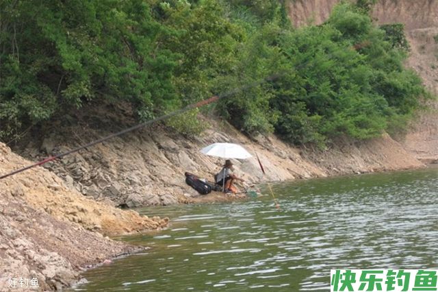 野钓水库选择钓位及饵料的技巧(图1)
