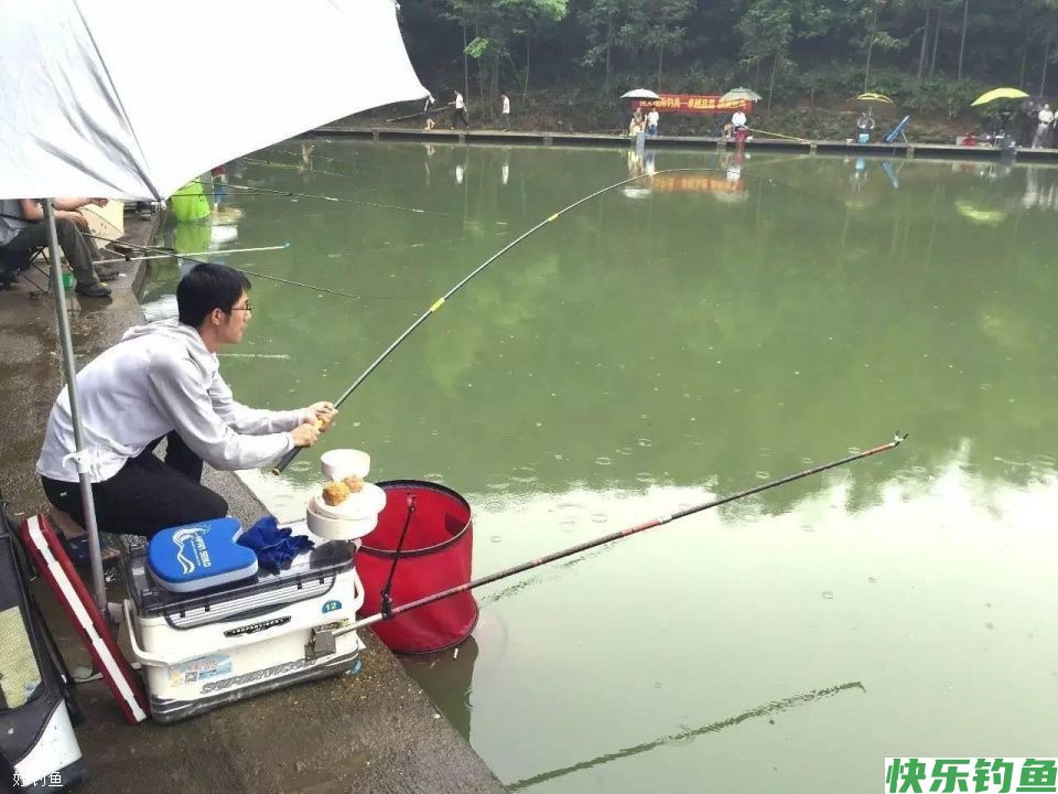 12月份钓鱼方法，打窝聚鱼(图2)
