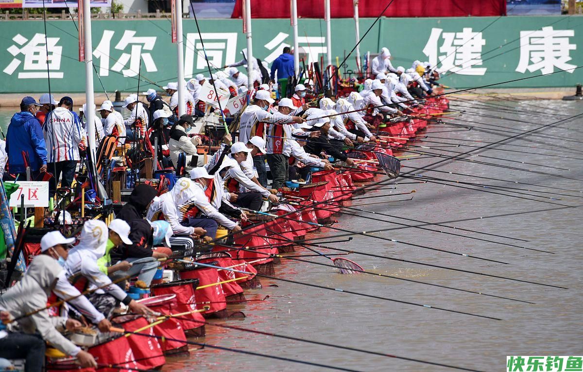 黑坑钓鱼就是比野钓难度大，从钓黑坑需要注意的5点技巧就能看出(图2)