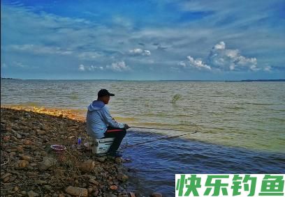 野钓符合这几个特点，很快钓到鱼(图4)
