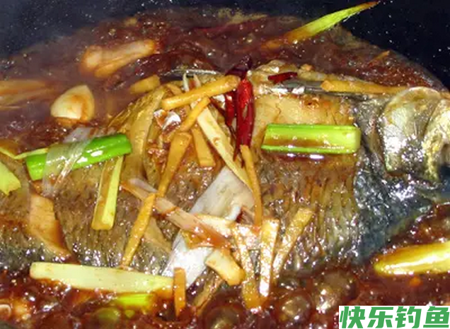 男子河里钓了条大眼鱼，网友纷纷劝其丢了，男子：我觉得还能吃(图7)