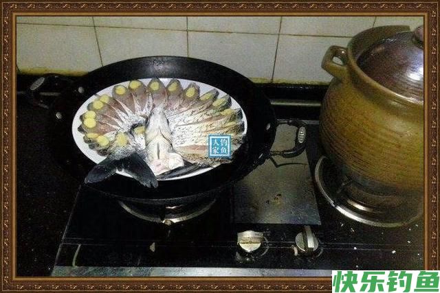 长江野钓武昌鱼,鱼味“孔雀开屏”做法,鲜美武昌鱼让人直流口水(图12) 长江野钓武昌鱼,鱼味“孔雀开屏”做法,鲜美武昌鱼让人直流口水(图12)