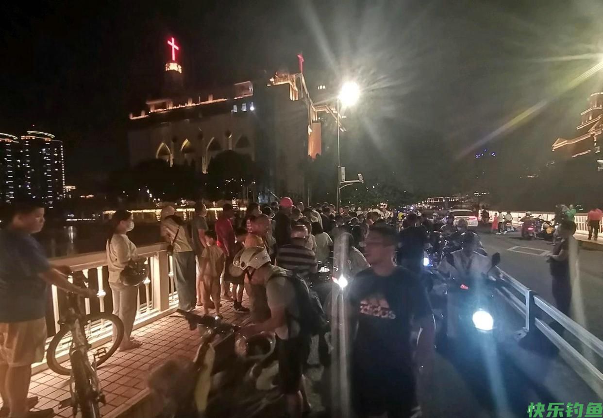 牌面！福州老伯钓鱼遭遇河道“青鱼王”，半条街的人都来看了(图2)
