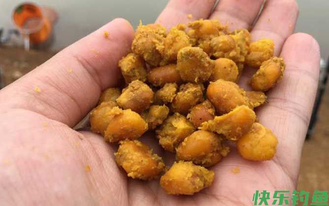 初冬钓鱼提前多长时间打窝？(图3)