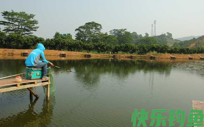 夏季水库钓鱼实用技巧(图1)