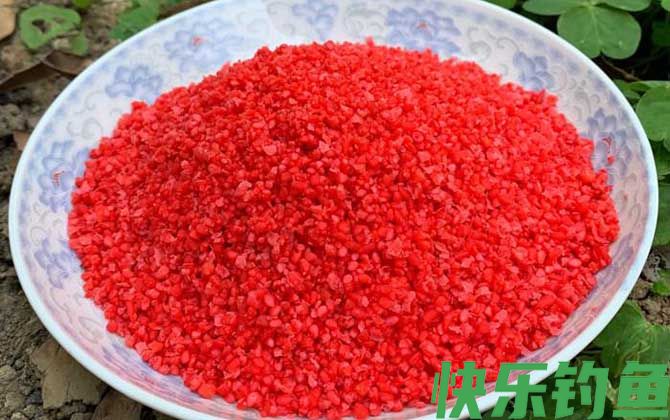 用什么窝料诱鲫鱼最快？(图1)