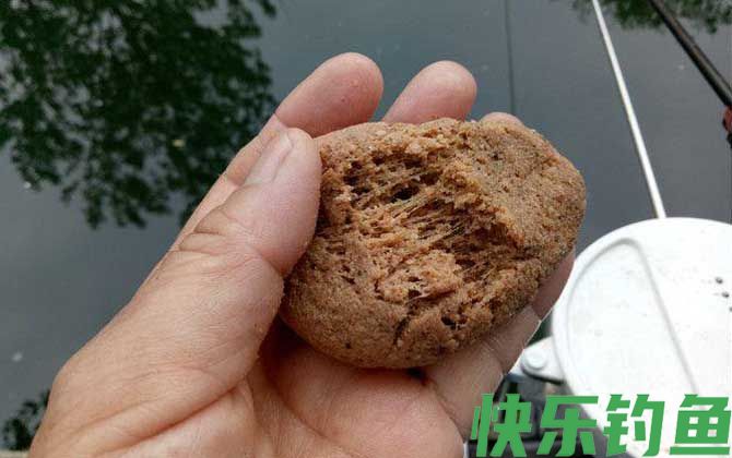 秋季钓鱼用奶香饵料行不行？(图2)