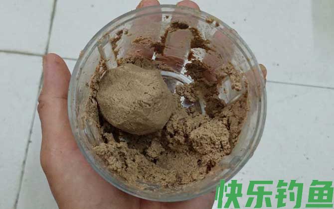 鸡肝钓鱼用什么打窝？(图2)