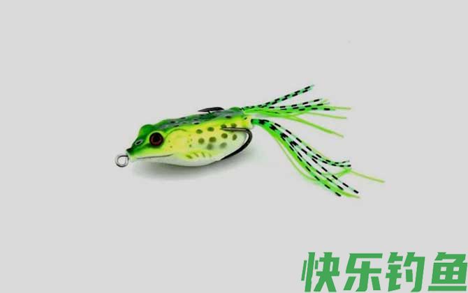 钓黑鱼用雷蛙好用软虫好？(图1)